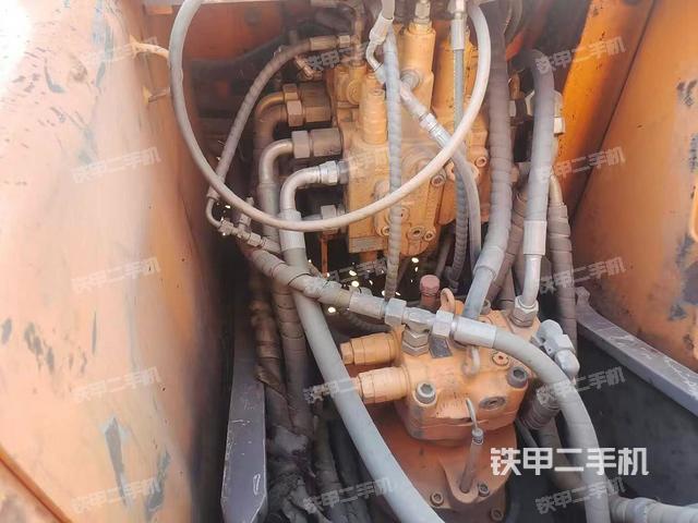 回轉馬達和主控閥(整機外觀) 回轉馬達和主控閥(整機外觀)