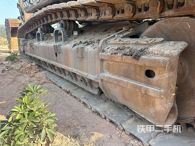 單側(cè)履帶整體(整機(jī)外觀) 單側(cè)履帶整體(整機(jī)外觀)