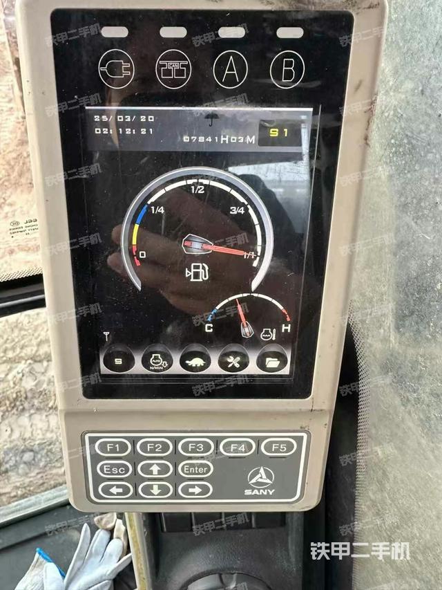 駕駛室整體(整機外觀) 駕駛室整體(整機外觀)