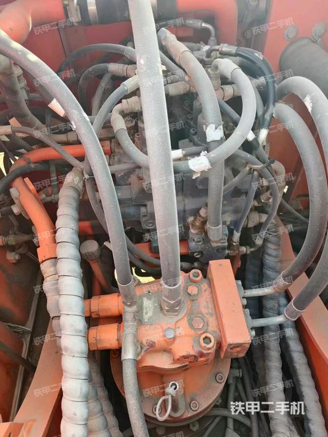 回转马达和主控阀（整机外观）