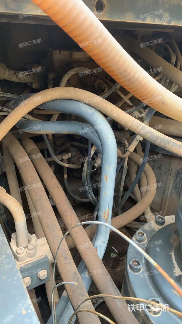 回轉(zhuǎn)馬達(dá)和主控閥(整機(jī)外觀) 回轉(zhuǎn)馬達(dá)和主控閥(整機(jī)外觀)