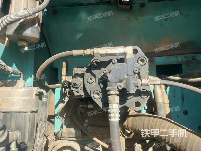 液壓泵艙室正面整體(整機外觀) 液壓泵艙室正面整體(整機外觀)