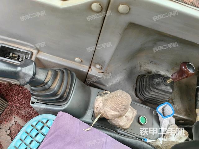 座椅左側(cè)控制臺/音響/含左手柄(駕駛室部分) 座椅左側(cè)控制臺/音響/含左手柄(駕駛室部分)