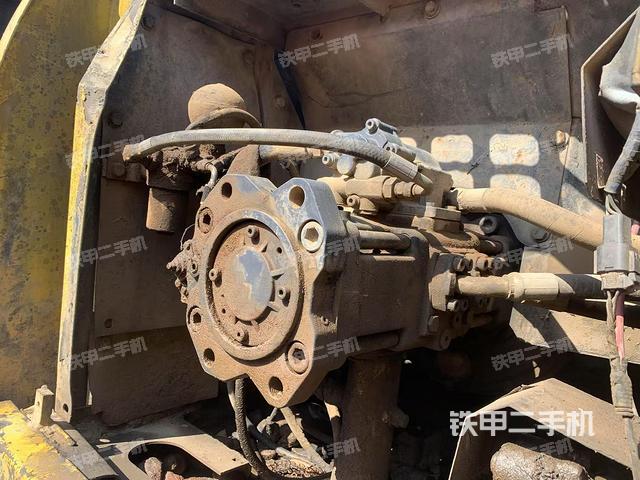 液壓泵艙室正面整體(整機外觀) 液壓泵艙室正面整體(整機外觀)