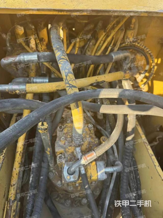 回轉(zhuǎn)馬達和主控閥(整機外觀) 回轉(zhuǎn)馬達和主控閥(整機外觀)