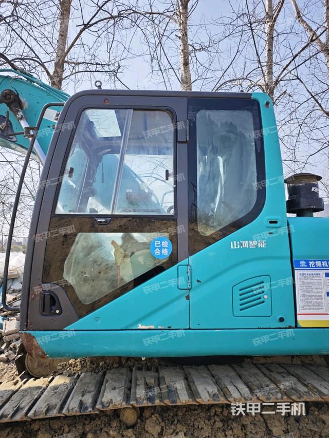 駕駛室整體(整機(jī)外觀) 駕駛室整體(整機(jī)外觀)