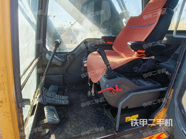 駕駛室整體(整機(jī)外觀) 駕駛室整體(整機(jī)外觀)