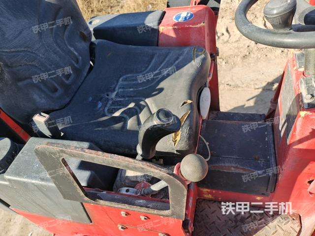 駕駛室頂蓬內(nèi)（壓路機駕駛室）