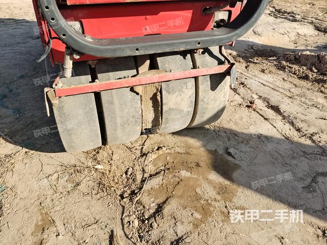 后輪右側(cè)全景（壓路機前后車架）