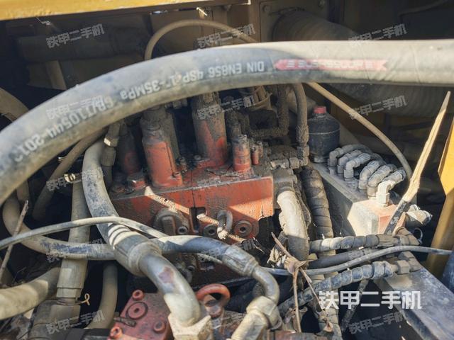 回轉(zhuǎn)馬達和主控閥(整機外觀) 回轉(zhuǎn)馬達和主控閥(整機外觀)