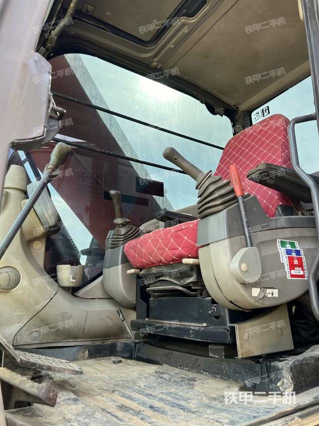 駕駛室整體(整機(jī)外觀) 駕駛室整體(整機(jī)外觀)