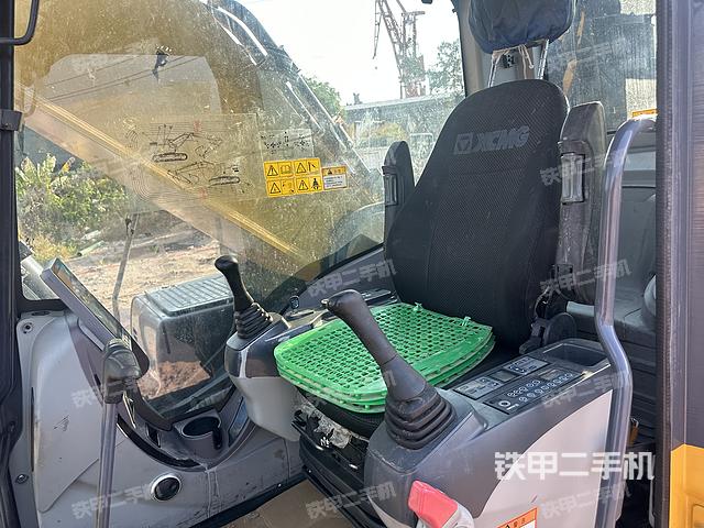 駕駛室整體(整機(jī)外觀) 駕駛室整體(整機(jī)外觀)