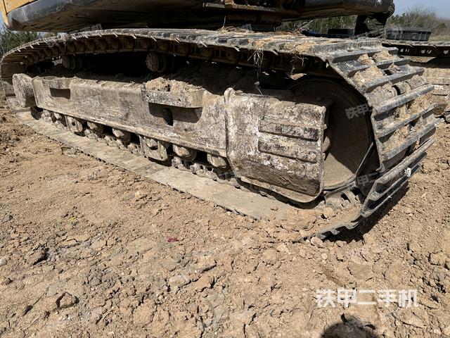 單側(cè)履帶整體(整機(jī)外觀) 單側(cè)履帶整體(整機(jī)外觀)