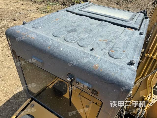駕駛室頂部(整機(jī)外觀) 駕駛室頂部(整機(jī)外觀)