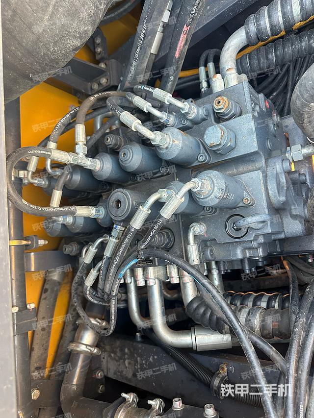 回轉(zhuǎn)馬達(dá)和主控閥(整機(jī)外觀) 回轉(zhuǎn)馬達(dá)和主控閥(整機(jī)外觀)