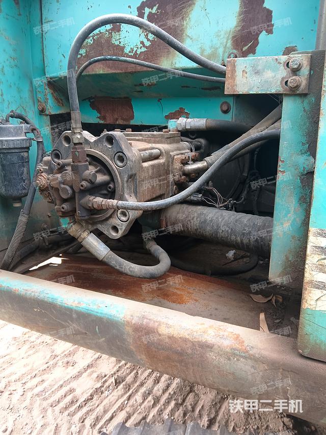 液压泵舱室正面整体（整机外观）