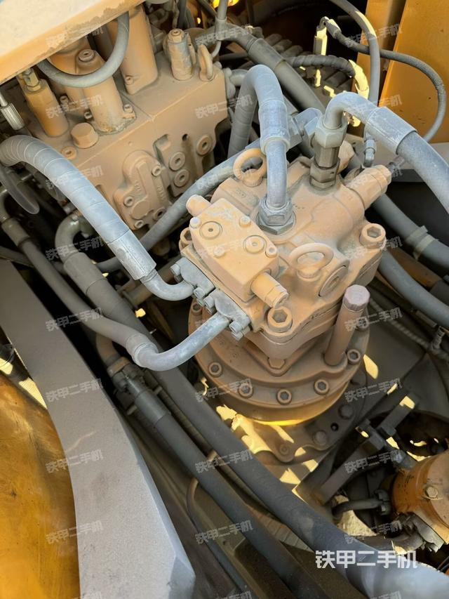 回轉(zhuǎn)馬達和主控閥(整機外觀) 回轉(zhuǎn)馬達和主控閥(整機外觀)