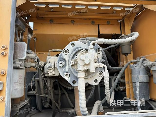 液壓泵艙室正面整體（整機外觀）