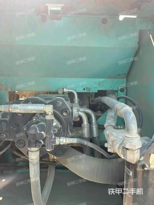 液壓泵艙室正面整體(整機(jī)外觀) 液壓泵艙室正面整體(整機(jī)外觀)