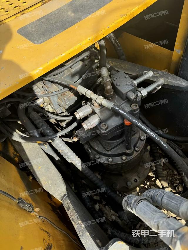 回轉(zhuǎn)馬達和主控閥(整機外觀) 回轉(zhuǎn)馬達和主控閥(整機外觀)