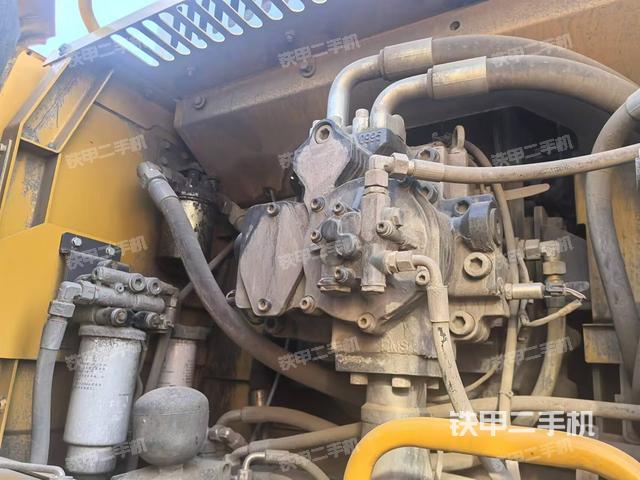 液壓泵艙室正面整體(整機(jī)外觀) 液壓泵艙室正面整體(整機(jī)外觀)