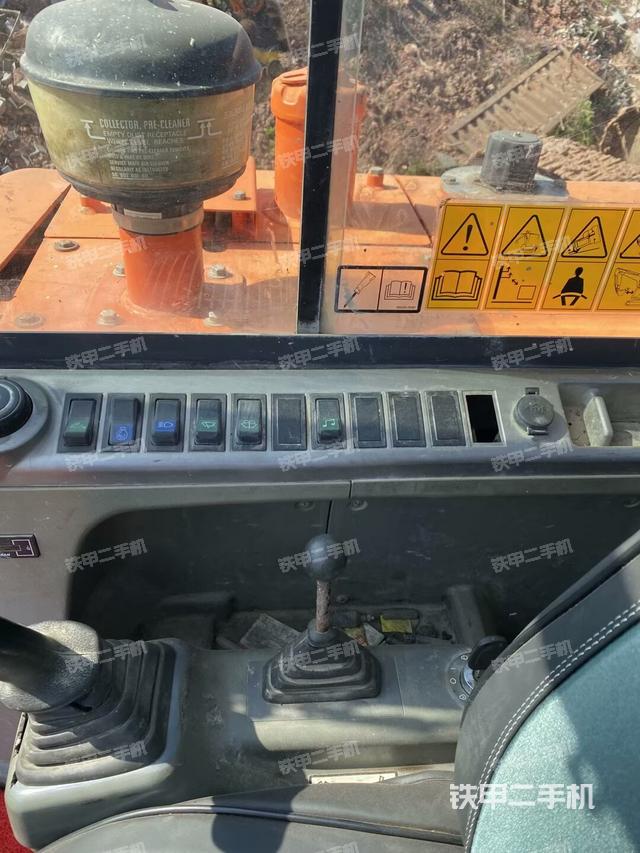 座椅右侧控制台/钥匙门/油门/含右手柄（驾驶室部分）