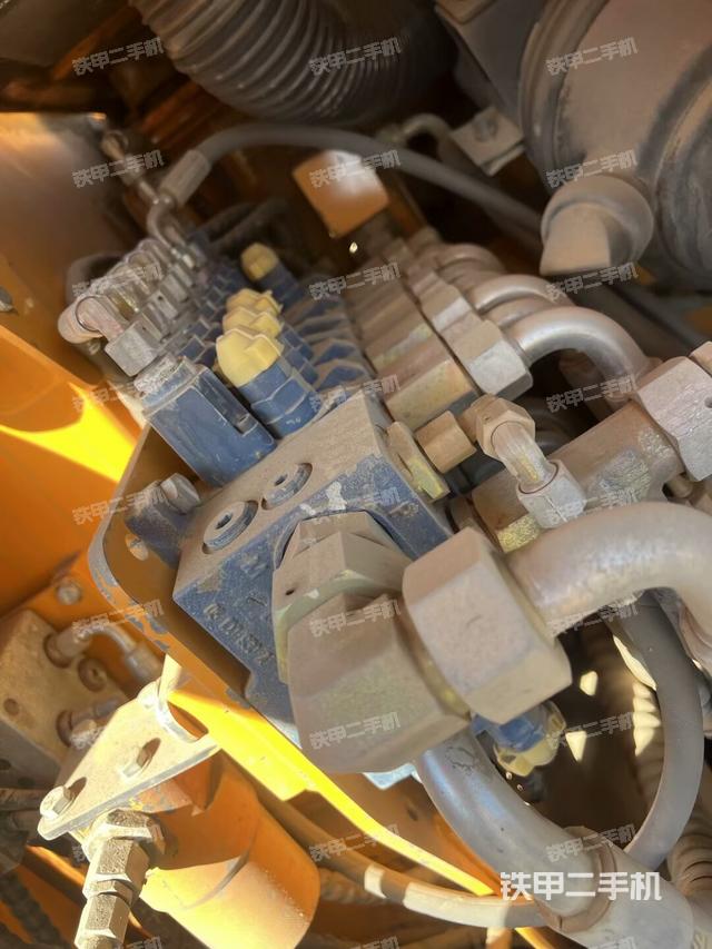 回轉(zhuǎn)馬達(dá)和主控閥(整機(jī)外觀) 回轉(zhuǎn)馬達(dá)和主控閥(整機(jī)外觀)