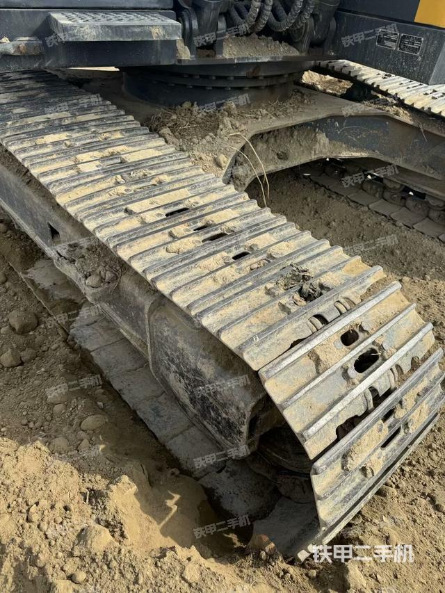 單側(cè)履帶整體(整機外觀) 單側(cè)履帶整體(整機外觀)