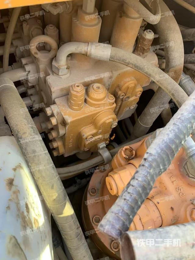 回轉馬達和主控閥（整機外觀）