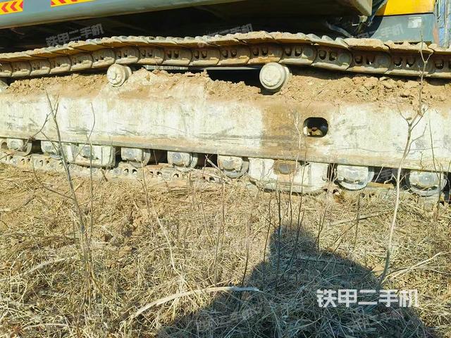 單側(cè)履帶整體(整機(jī)外觀) 單側(cè)履帶整體(整機(jī)外觀)
