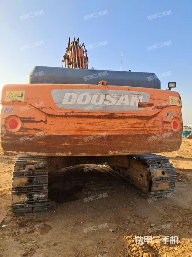 駕駛室頂部(整機(jī)外觀) 駕駛室頂部(整機(jī)外觀)