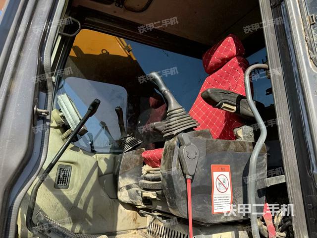 駕駛室整體(整機外觀) 駕駛室整體(整機外觀)