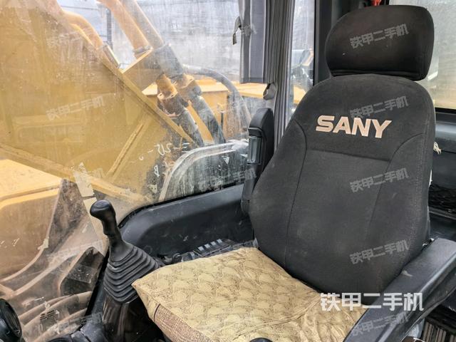 座椅右側(cè)控制臺(tái)/鑰匙門(mén)/油門(mén)/含右手柄（駕駛室部分）