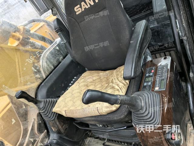 行走控制手柄和踏板?俯拍（駕駛室部分）