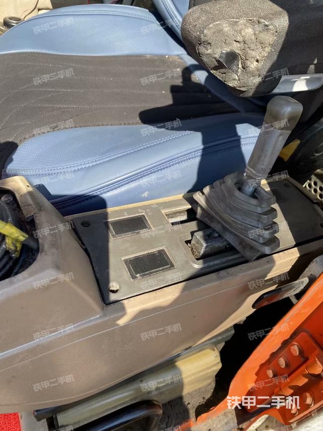 座椅左侧控制台/音响/含左手柄（驾驶室部分）