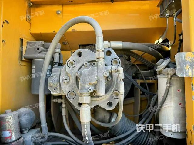 液壓泵艙室正面整體(整機外觀) 液壓泵艙室正面整體(整機外觀)