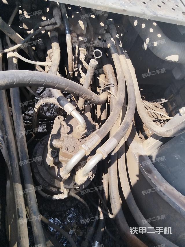 回转马达和主控阀（整机外观）