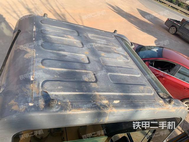 駕駛室頂部(整機(jī)外觀) 駕駛室頂部(整機(jī)外觀)
