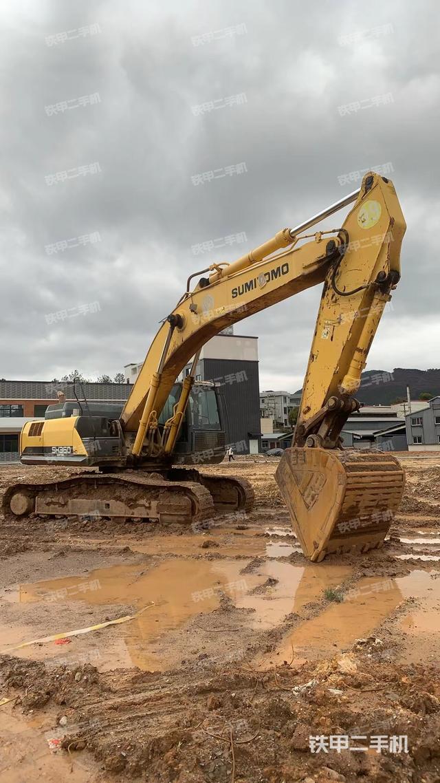 駕駛室頂部(整機(jī)外觀) 駕駛室頂部(整機(jī)外觀)