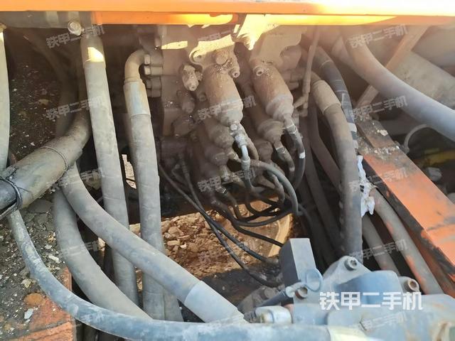 回轉(zhuǎn)馬達(dá)和主控閥(整機(jī)外觀) 回轉(zhuǎn)馬達(dá)和主控閥(整機(jī)外觀)