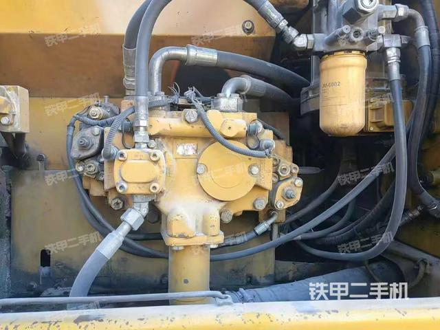 液压泵舱室正面整体（整机外观）