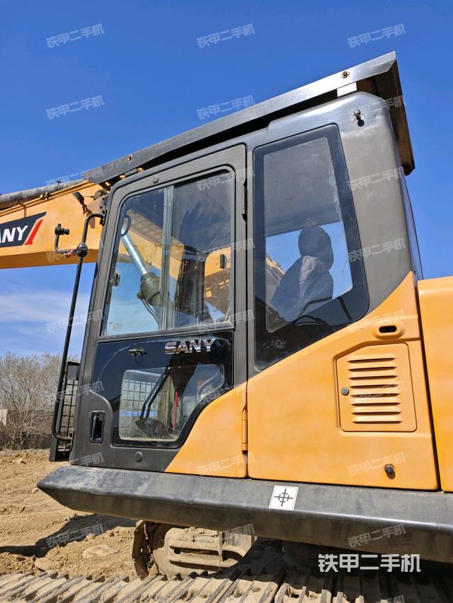 駕駛室頂部（整機外觀）