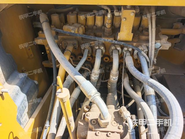 回轉(zhuǎn)馬達(dá)和主控閥（整機(jī)外觀）