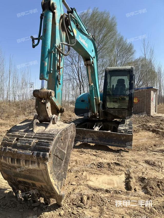 回轉(zhuǎn)馬達(dá)和主控閥（整機(jī)外觀）