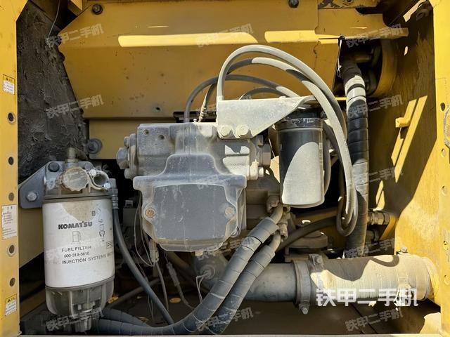 液壓泵艙室正面整體（整機外觀）