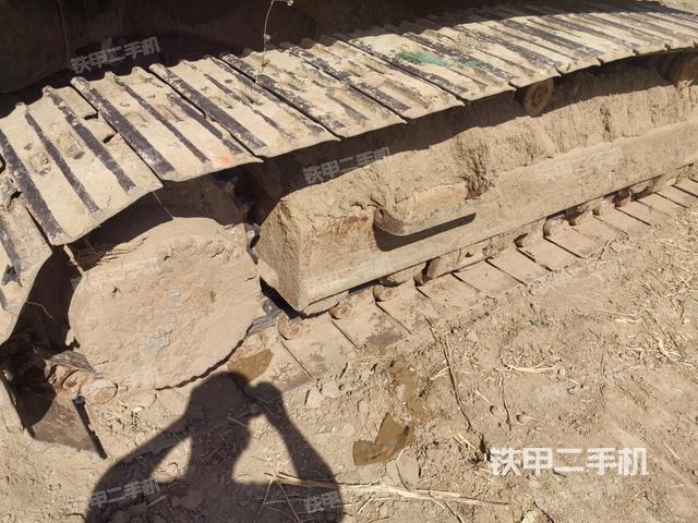 單側(cè)履帶整體(整機(jī)外觀) 單側(cè)履帶整體(整機(jī)外觀)