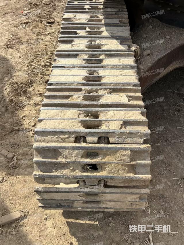 單側(cè)履帶整體(整機(jī)外觀) 單側(cè)履帶整體(整機(jī)外觀)