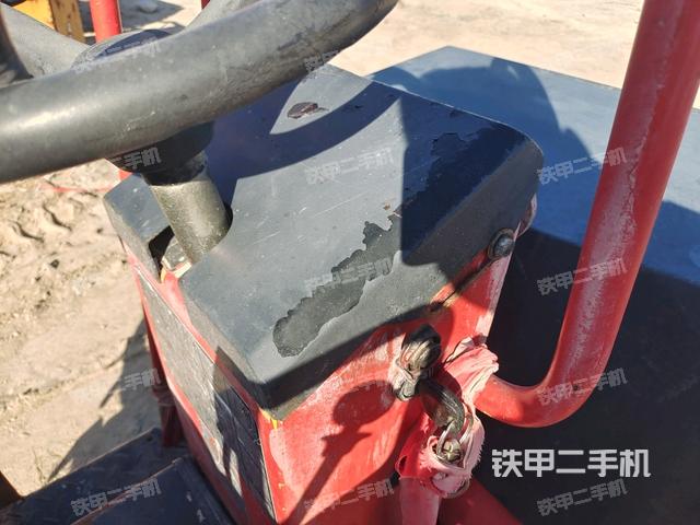 前輪左側(cè)減震塊連接及部件（壓路機前后車架）