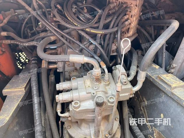 回轉(zhuǎn)馬達(dá)和主控閥(整機(jī)外觀) 回轉(zhuǎn)馬達(dá)和主控閥(整機(jī)外觀)