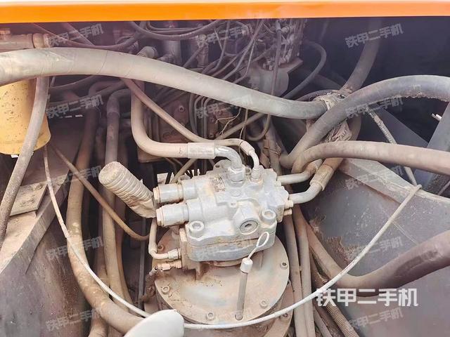 回转马达和主控阀（整机外观）